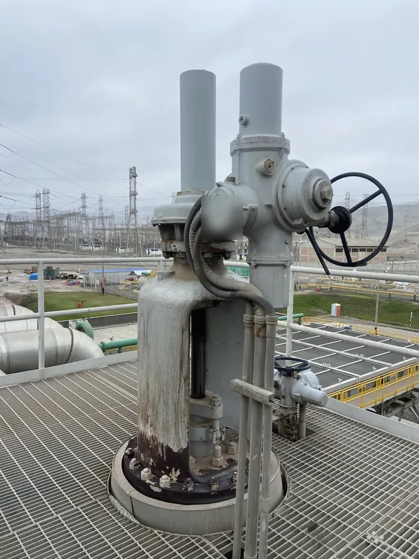 Actuador eléctrico multivuelta montado sobre una válvula en una central térmica